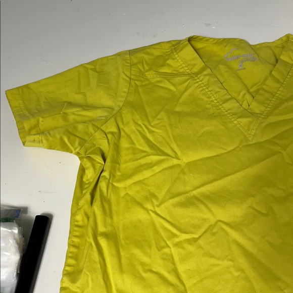Butter-soft Medium Yellow Short Sleeve V Neck Double Pocket Scrub Top - Picture 2 of 5